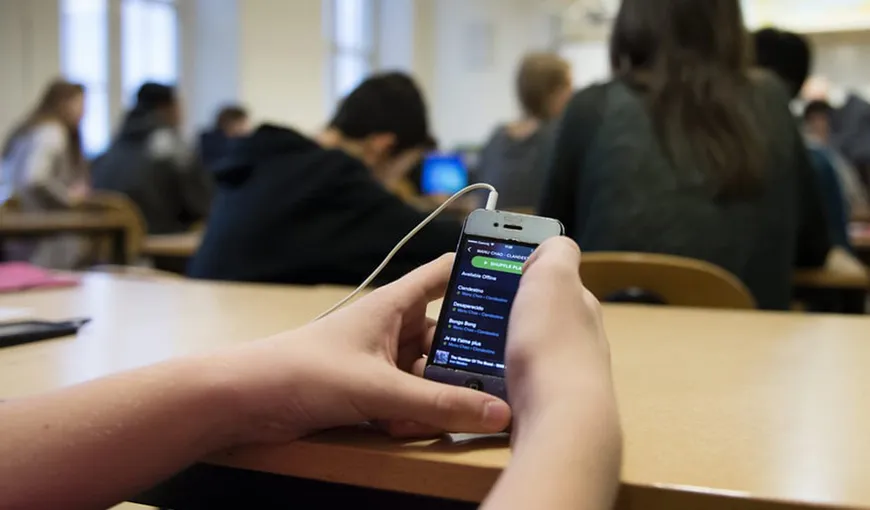 Ministrul Educaţiei, anunţ despre interzicerea telefonului mobil în şcoli