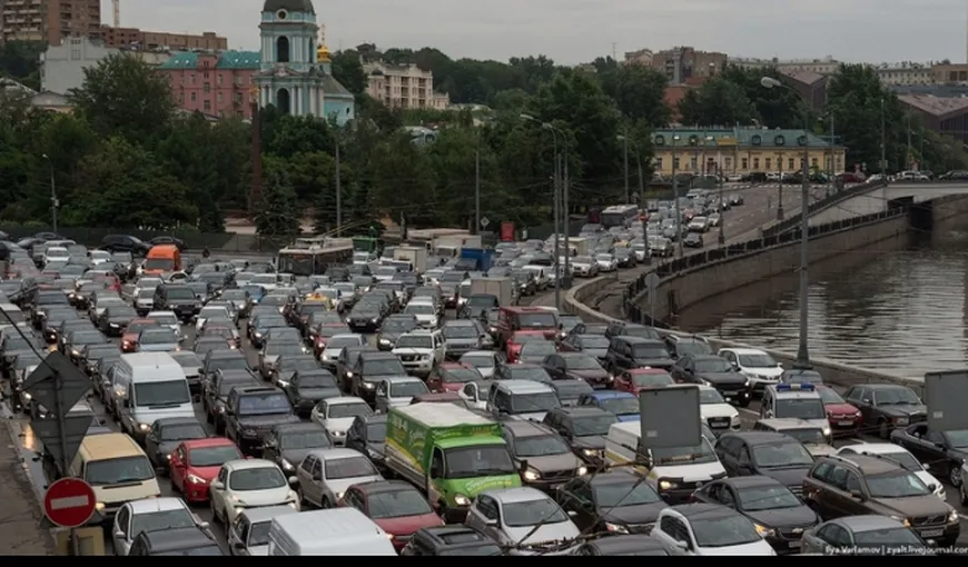 Taxă de poluare pentru şoferii care circulă prin Bucureşti. APIA propune, de asemenea, şi o taxă de congestie