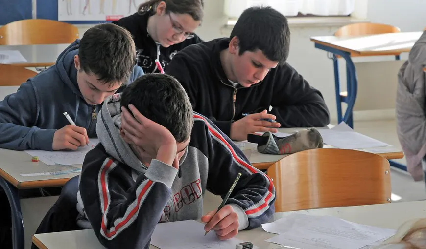 Elevii de gimnaziu cu medii sub 8 la finalul anului, daţi afară din trei colegii din Braşov