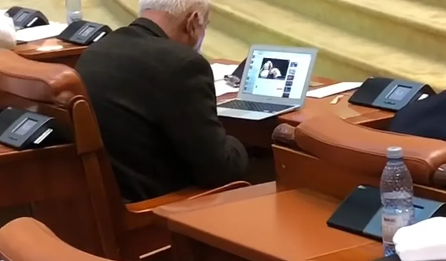 Varujan Vosganian, filmat în timp ce se uita la un meci de box pe laptop în timpul dezbaterilor pe buget VIDEO