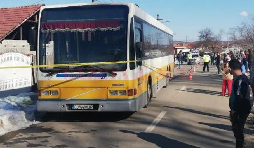 Un copil de 7 ani a murit călcat de autobuz, după ce a coborât din microbuzul şcolar