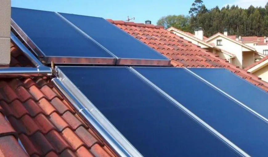 Panouri fotovoltaice cu bani de la stat. Programul prin care cetăţenii primesc 20.000 de lei de la stat ar putea intra în impas
