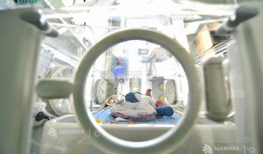 O femeie cu uter dublu a născut gemeni, la aproape o lună după ce adusese prematur pe lume un băieţel