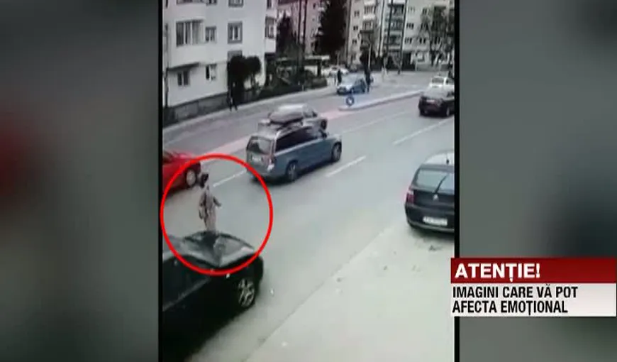 Accident surprins de camerele de supraveghere la Timişoara. O tânără a fost lovită de o maşină VIDEO