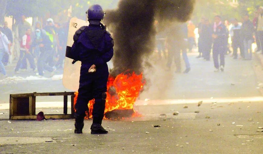 Proteste violente, poliţia a intervenit cu gaze lacrimogene în centrul capitalei