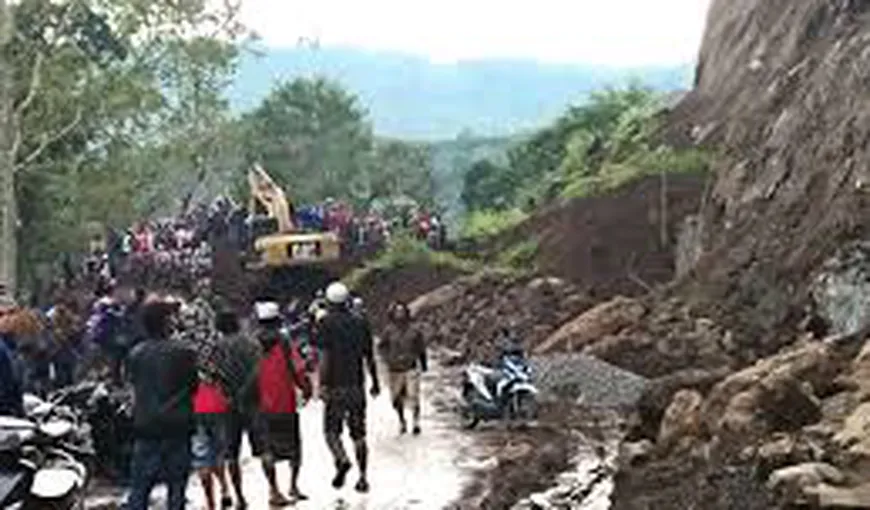 Tragedie în Indonezia. Zeci de turişti răniţi şi morţi după un seism şi alunecări de teren