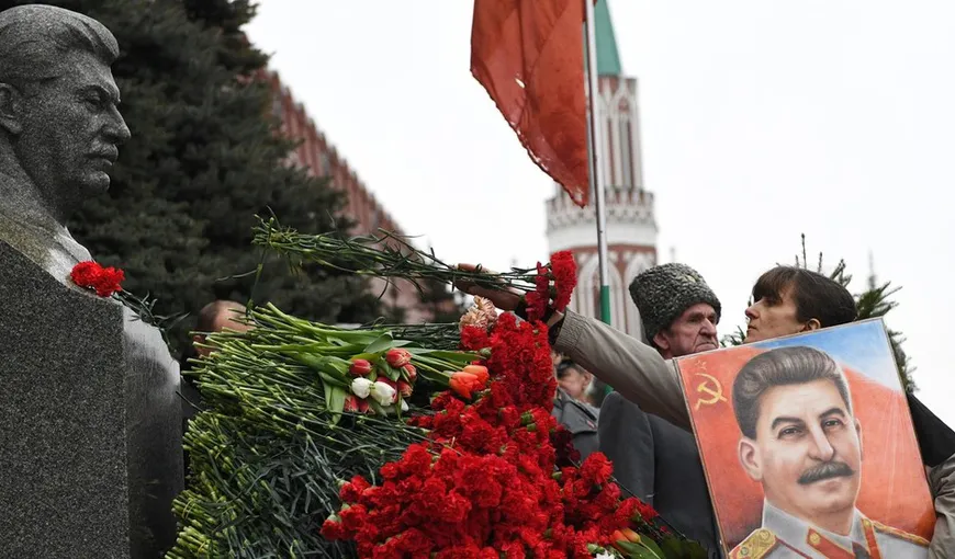 Mesajul unei mişcări anticomuniste la mormântul lui Stalin: „Să arzi în iad, călău al poporului!”