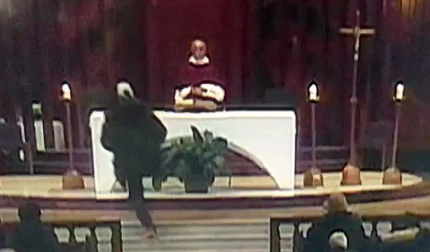 Un român a semănat teroare în Canada, a înjunghiat un preot în timpul slujbei. Totul a fost transmis în direct la tv VIDEO