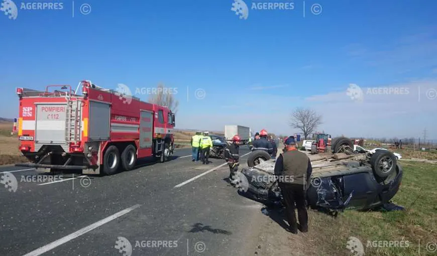 Accident cu trei victime la Bacău. Una dintre maşini s-a răsturnat FOTO