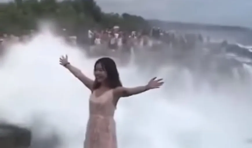 Vacanţă de coşmar. O turistă era să-şi piardă viaţa în Bali, din cauza unei fotografii VIDEO
