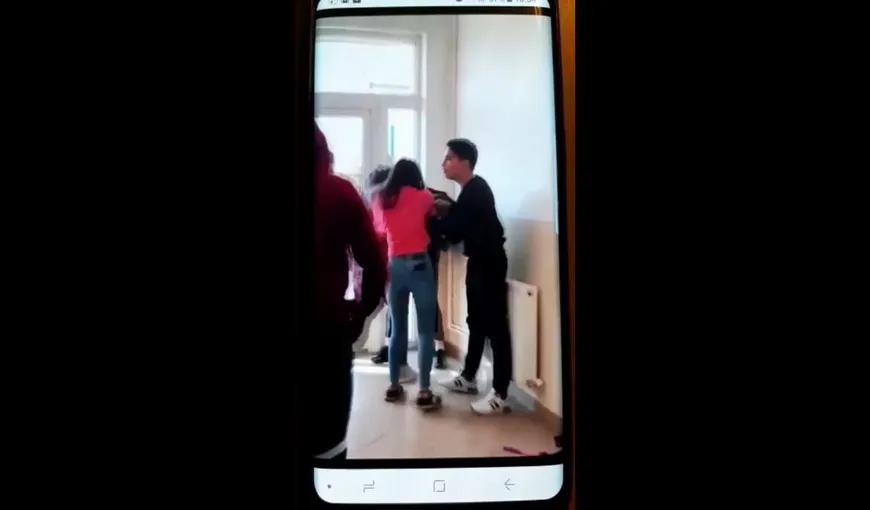 Bătaie între elevele unui liceu prahovean! Imaginile au ajuns şi în atenţia poliţiei – VIDEO greu de urmărit