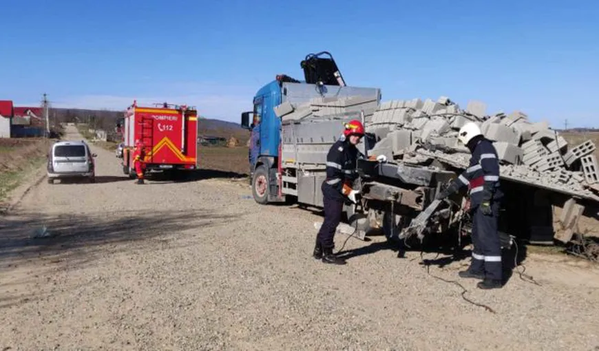 Un camion încărcat cu materiale de construcții a fost lovit de tren