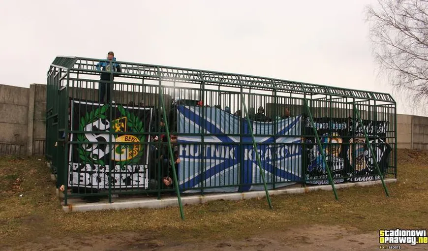 Suporterii oaspeţilor, ţinuţi în cuşcă. Primire scandaloasă pe un stadion din Polonia FOTO