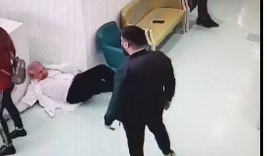 Medic agresat în spital, la Galaţi. Imagini şocante cu doctorul care cade şi se loveşte la cap VIDEO