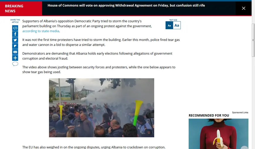 Protestatarii au asaltat Parlamentul. Situaţia este tensionată şi poliţia a folosit gaze lacrimogene şi tunuri cu apă