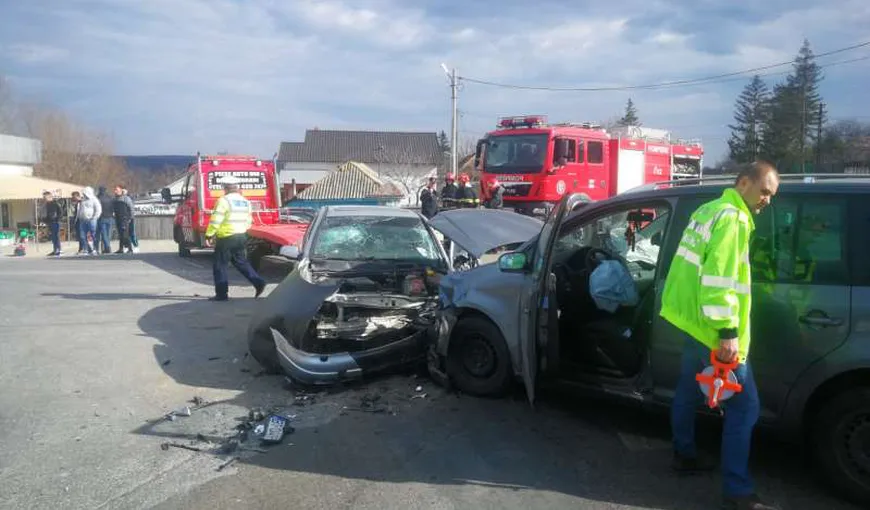 Accident CUMPLIT în Botoşani: două autoturisme s-au ciocnit, sunt cinci victime
