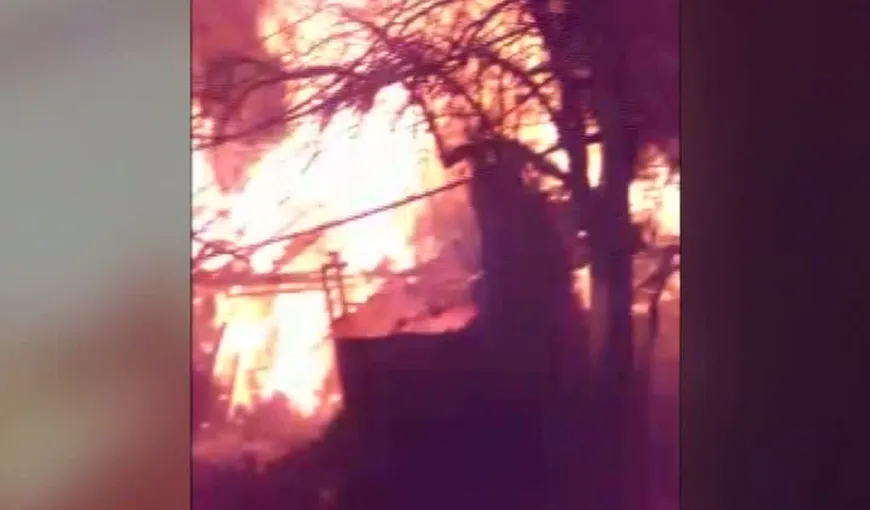 Incendiu devastator în judetul Gorj: Gospodării distruse din cauza unui incendiu de vegetaţie uscată
