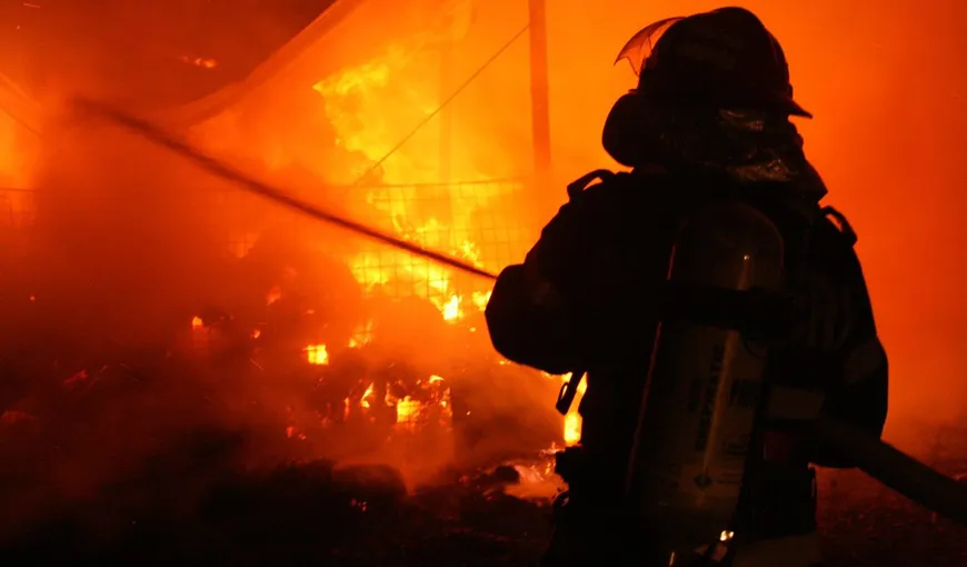 Incendiu violent în Maramureş: trei garaje şi o mașină au fost făcute scurm