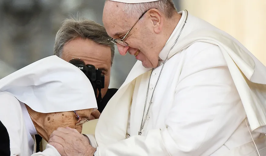 Papa Francisc i-a măsuri împotriva microbilor: nu i-a lăsat pe credincioşi să îi sărute inelul papal