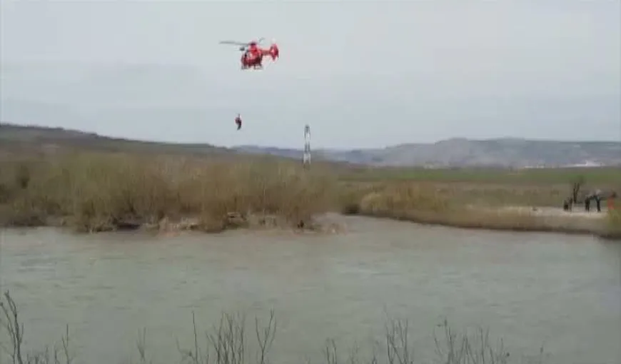 Operaţiune dramatică de salvare. Un copil a fost scos cu elicopterul din râul Mureş VIDEO