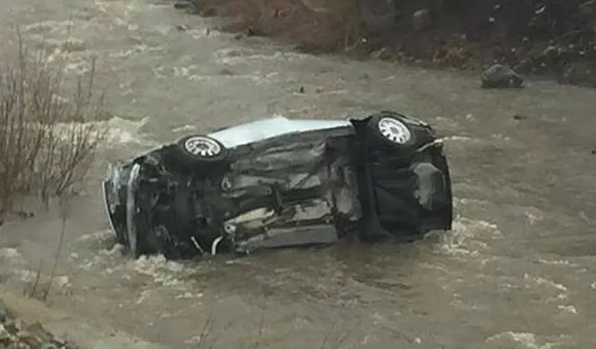 Maşină răsturnată în albia râului la Nistoreşti, pe DN 1. Un bărbat a murit, trei persoane sunt rănite