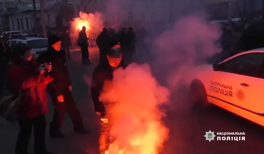 IMAGINI ŞOCANTE! Convoiul preşedintelui Petro Poroşenko, atacat de ultranaţionalişti VIDEO