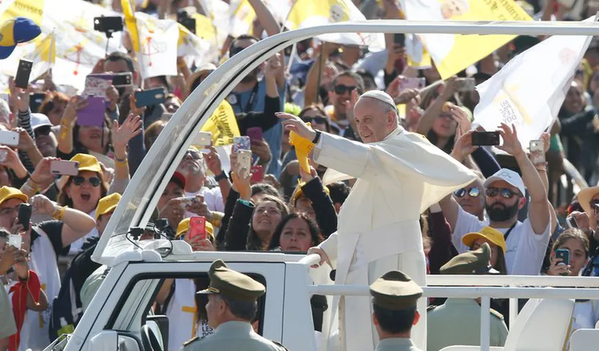 Papa Francisc se va deplasa cu Dacia în vizita din România. La Mioveni se lucrează deja la două papamobile