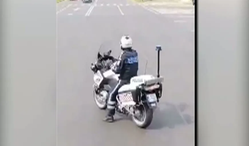 Un poliţist din Capitală, filmat dansând pe motocicletă, în trafic. Care a fost reacţia MAI