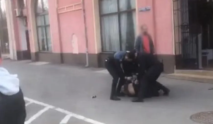Răzbunare în stradă: Un gardian, atacat cu spray lacrimogen de un fost deţinut VIDEO