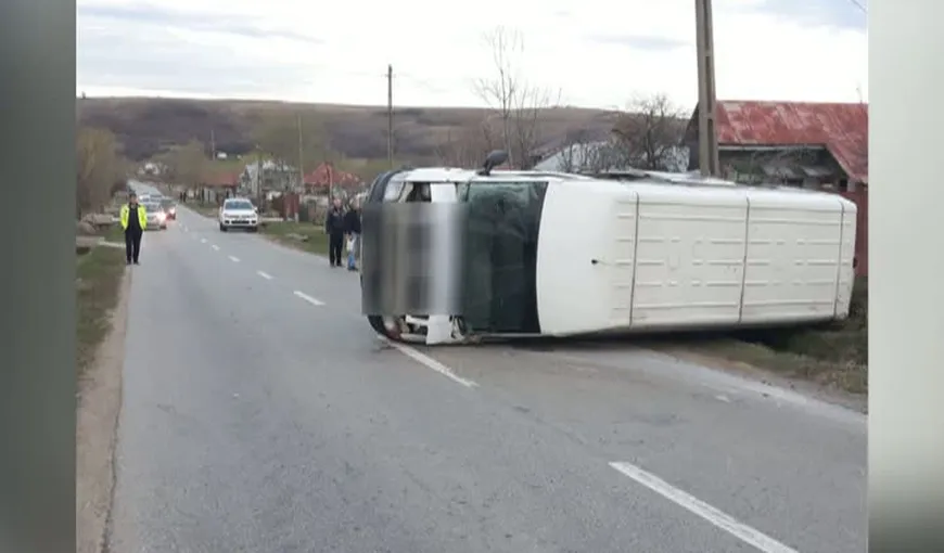 Microbuz răsturnat în Olt după un accident. Patru persoane sunt rănite