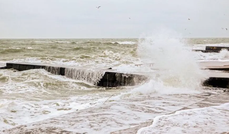 Scene şocante pe malul Mării Negre. Un copil a fost luat de vânt şi aruncat în apă VIDEO