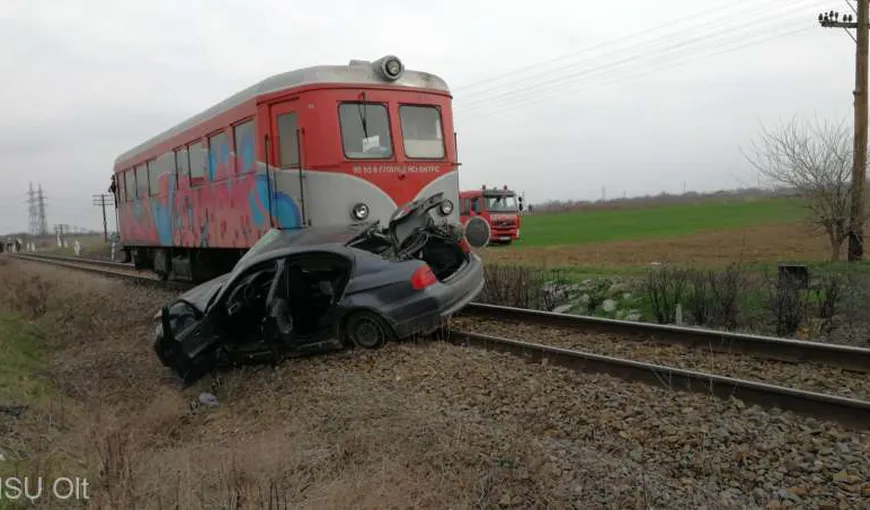 Autoturism lovit de tren în Olt: şoferul maşinii a murit pe loc