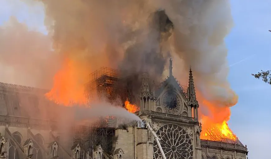 Incendiu la Notre-Dame.Motivul pentru care pompierii francezi nu au folosit elicopterele pentru a stinge focul care a cuprins catedrala