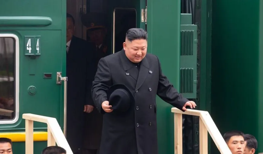 VIDEO FABULOS: Aghiotanţii lui Kim Jong-un lustruiesc din mers trenul cu care merge liderul suprem
