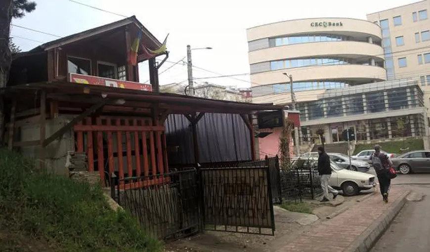 Un hoţ care a spart un bar din Suceava a sunat la 112 după ce s-a tăiat într-o vitrină