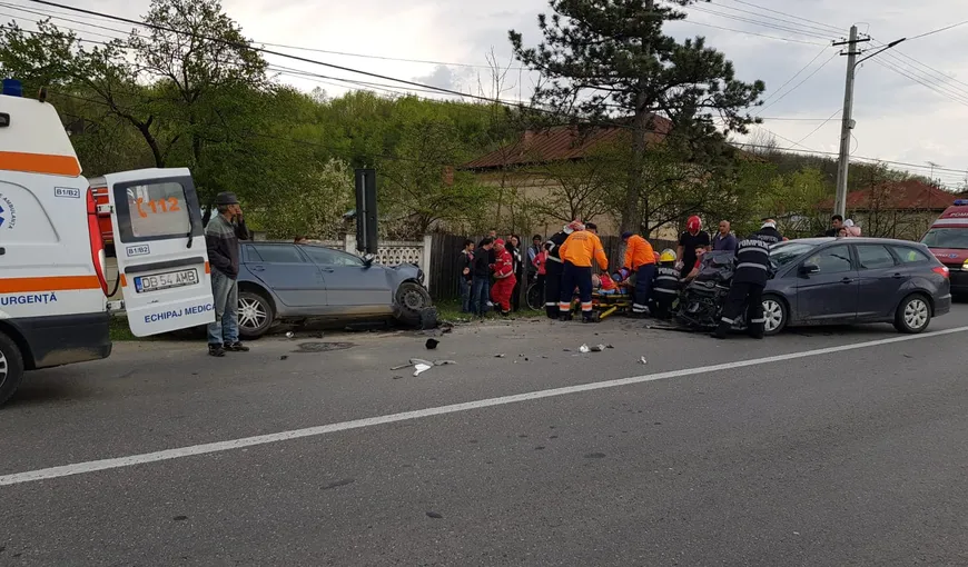 Şase persoane, între care doi copii, au fost rănite în urma unui accident rutier în Dâmboviţa