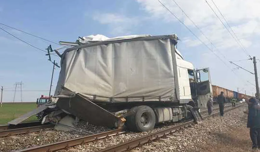 Accident feroviar. Locomotiva unui tren de marfă a deraiat în judeţul Ialomiţa, după ce a lovit un TIR