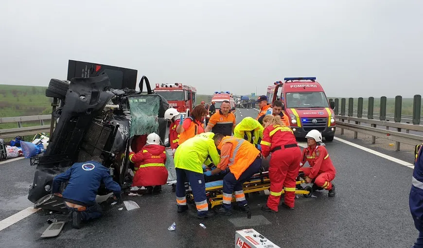 Accident pe autostrada A1, între Arad şi Timişoara. Un microbuz cu 10 bulgari s-a răsturnat, 5 răniţi