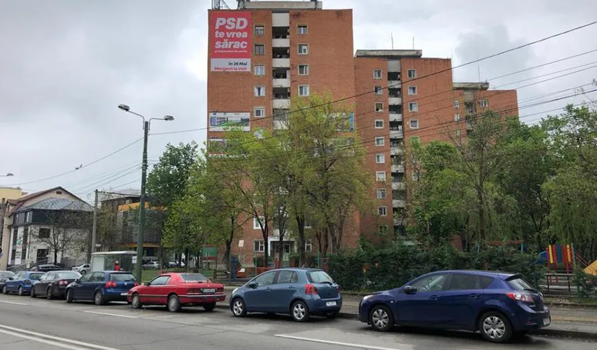 USR a pus un afiş de 8 metri pe un bloc în Timişoara: „PSD te vrea sărac”