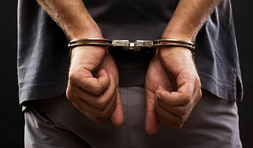 Trei bărbaţi arestaţi preventiv după ce au furat aproape 30.000 de euro dintr-o casă din Deta