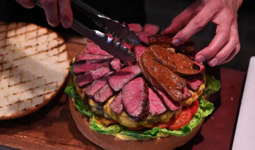 Extravaganţă culinară. Japonia îşi celebrează noul împărat cu un hamburger de aur, care costă 800 de euro VIDEO