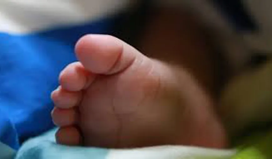 Nou-născutul scos din toaletă la Galaţi a murit la spital. Mama lui este cercetată pentru ucidere
