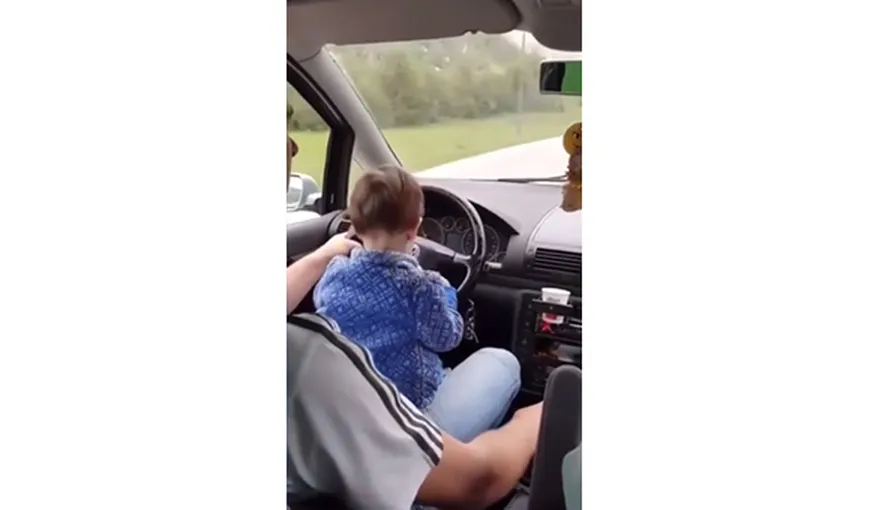 Fetiţă de un an la volan, cu suzeta în gură, în Mehedinţi. Mama, mândră, a filmat totul VIDEO