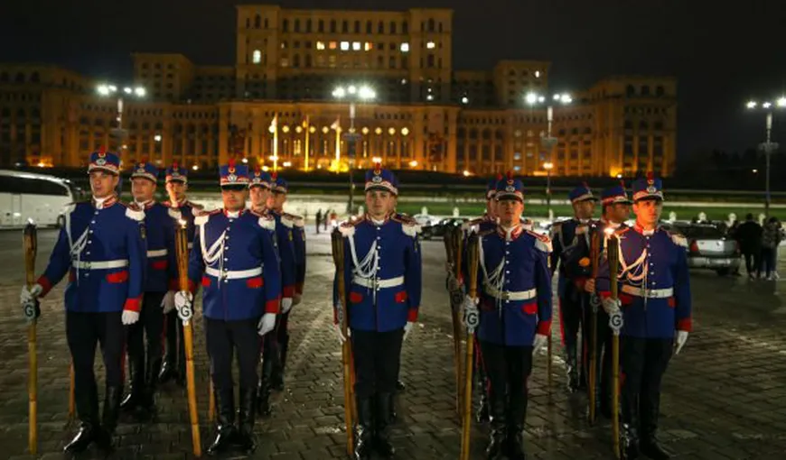 Defilare cu torţe în Bucureşti! Garda de Onoare a Jandarmeriei Române a făcut spectacol – VIDEO