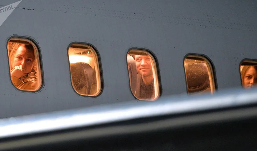 Imagine ieşită din comun filmată de un pasager în zbor, prin fereastra avionului. Să fie un OZN? VIDEO