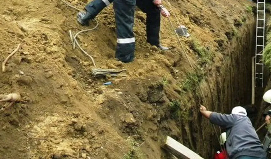 Doi muncitori au fost surprinşi de un mal de pământ. Unul dintre ei a murit