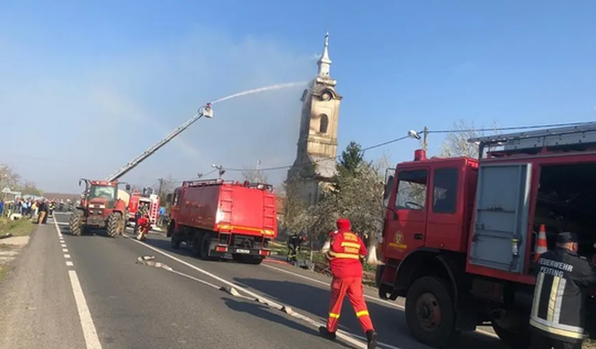 O biserică din Timiş a luat foc imediat după slujbă VIDEO