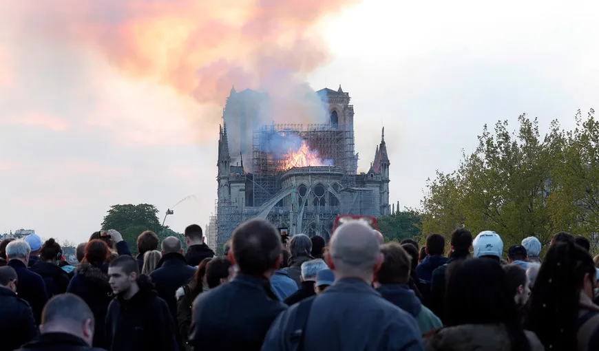 Pompierii au anunţă: Întregul focar al incendiului de la Notre Dame a fost stins