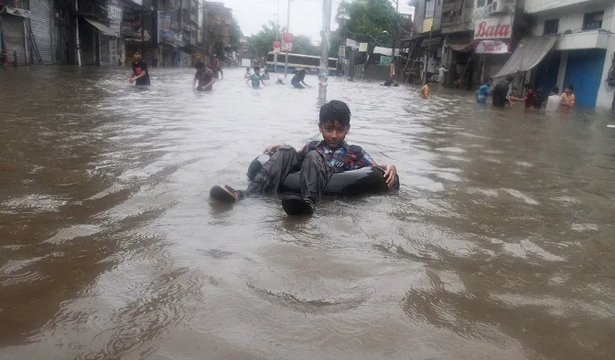 Inundaţii masive în Pakistan: zeci de persoane şi-au pierdut viaţa