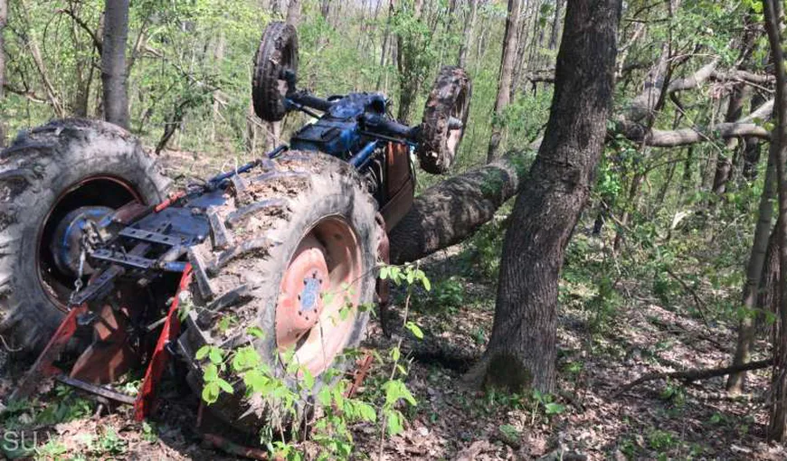 Un bărbat a fost găsit mort în pădure, strivit de tractor